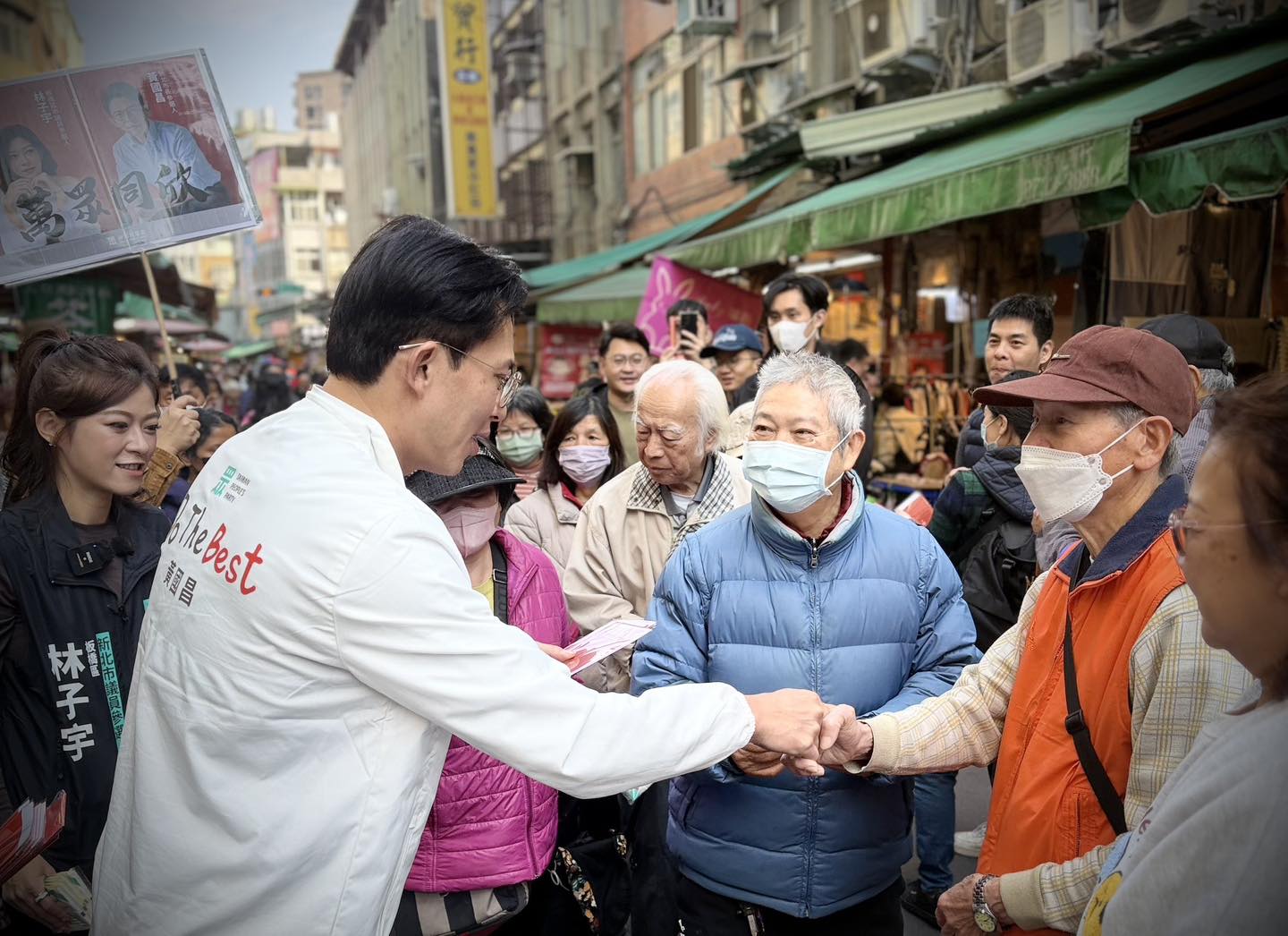 圖為黃國昌走入地方，向鄉親們握手、打招呼。圖/取自黃國昌臉書