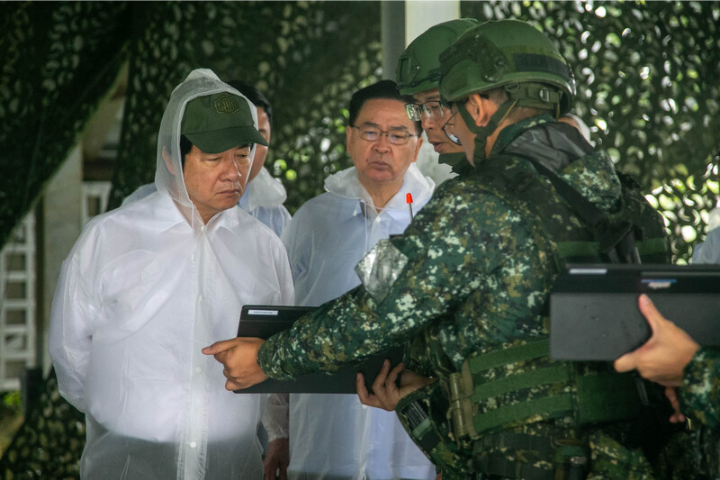 漢光42號D5　賴清德冒雨視導「要域火殲」：海上打擊到縱深防禦驗證整體戰力