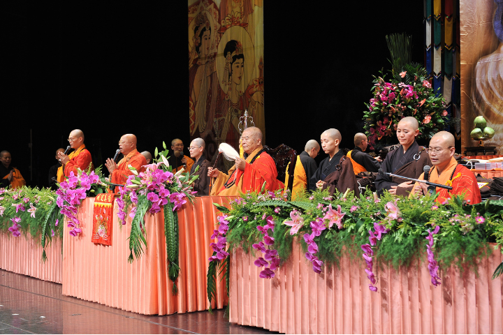 佛光山新年小巨蛋萬人法會　甘露灌頂滌熱惱　三皈五戒淨身心