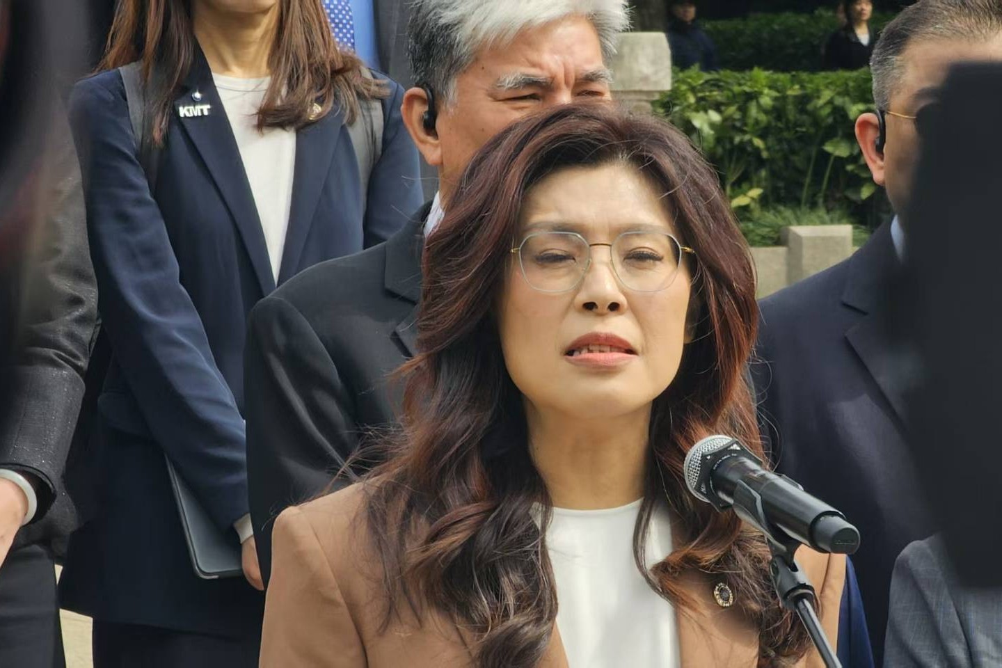 國民黨主席鄭麗文(前)8日至南京中山陵拜謁國民黨總理孫中山,發表講話時數度哽咽。圖/讀者提供