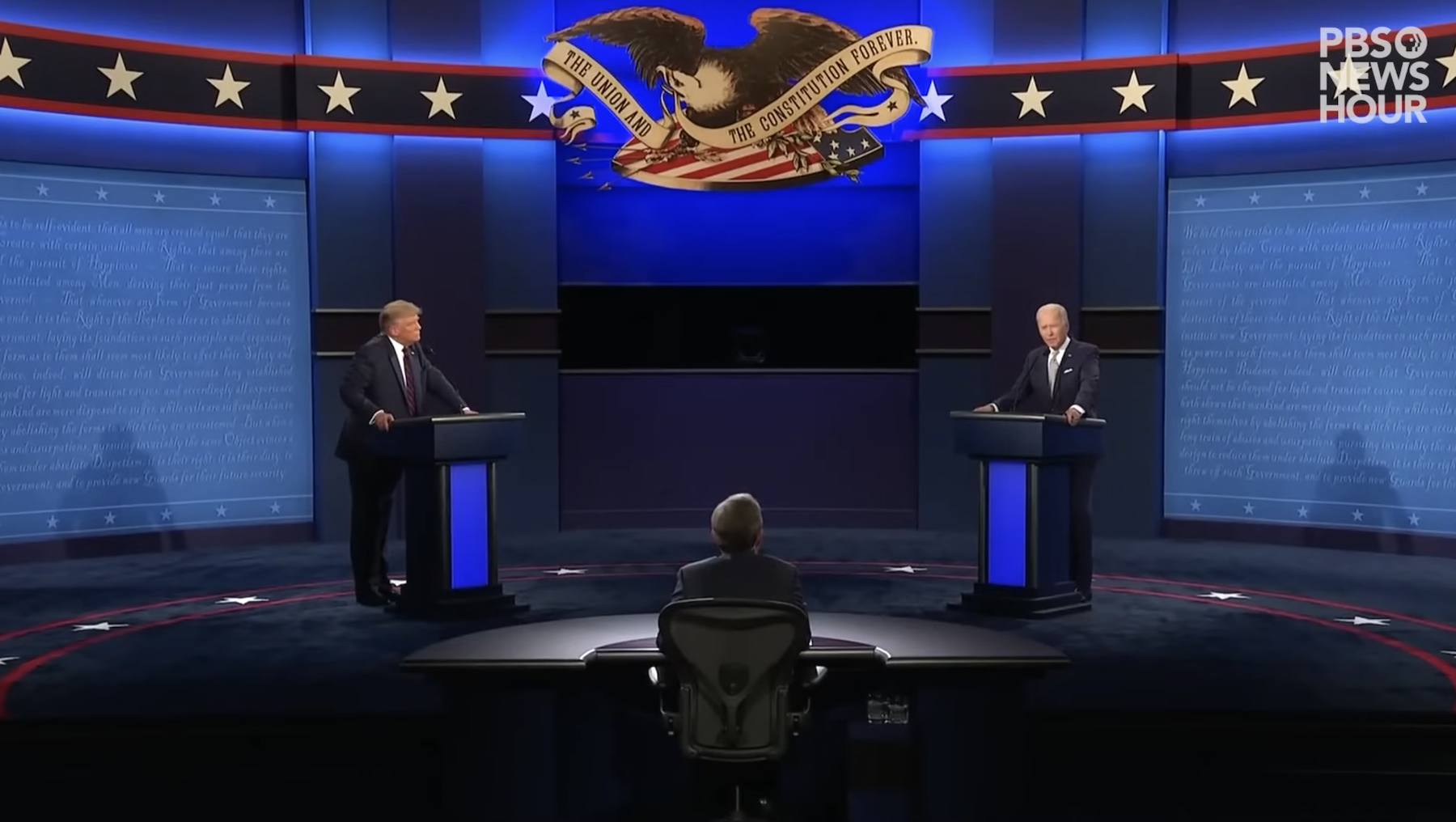 川普與拜登在上一屆大選的辯論會，最後淪為插嘴大會，川普在90多分鐘中的辯論共73度打斷拜登的發言。圖/翻攝自PBS NewsHour YouTube頻道