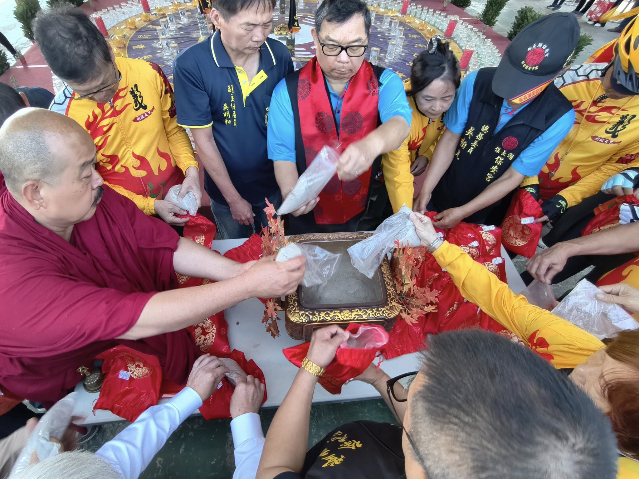 將各地收集的香灰聚集並混合,象徵神明護持。圖/記者衣冠城攝