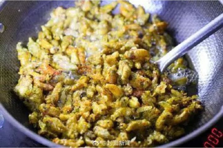 蟬蛹在被人端上餐桌之前，牠們已在黑暗的地下生活了3到5年。圖/取自封面新聞微博