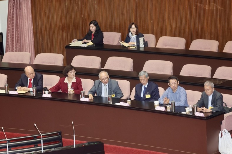 立法院27日召開「對總統提出彈劾案」全院委員會聽證會，東海大學法律系退休教授林騰鷂（前右起）、氣候先鋒者聯盟發起人楊家法、台大政治系退休教授黃錦堂、台灣公共政策學會理事長紀俊臣、開南大學法律系兼任副教授仉桂美、新黨副主席李勝峰受邀與會。圖/中央社