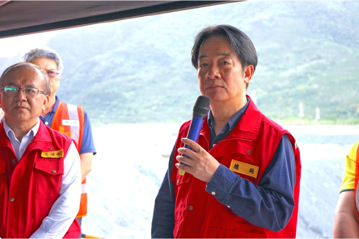 總統賴清德5日前往花蓮視察災後復原情況，有受災民眾表示，「地板都拆掉了」，賴清德竟回應，「這樣反而好看啊」，引發網友抨擊。圖/中央社