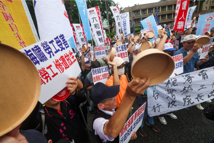 台灣勞工因應關稅衝擊行動聯盟「關稅海嘯衝擊 勞工苦等百日被當空氣 行政院裝死到底」記者會，22日在行政院大門口前舉行，來自北中南的勞工抗議慘遭政府放生。圖／中央社