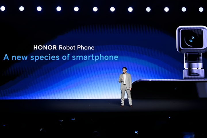 榮耀的機器人手機設計打破既有框架，結合機器人互動與旗艦級影像兩大AI核心能力。圖/取自新華社