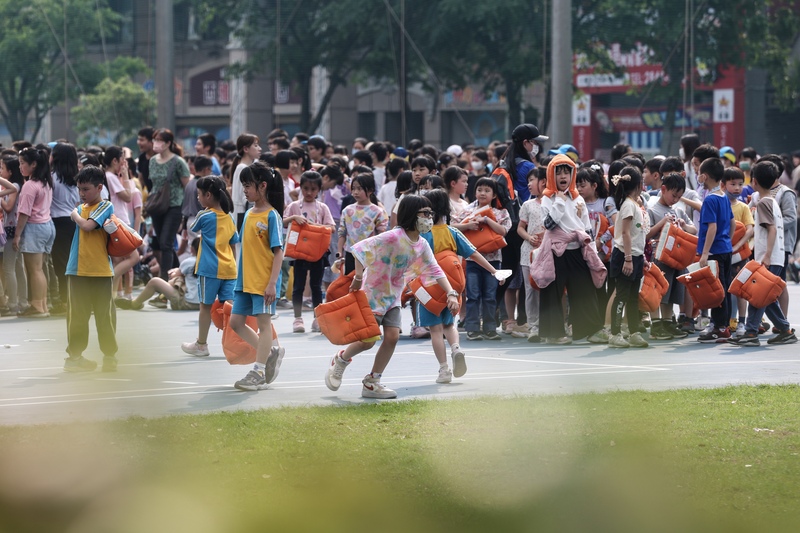 花蓮3日上午發生芮氏規模7.2地震，全台有感。圖為新北蘆洲區一間國小全校師生疏散至操場避難。中央社