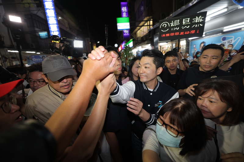 台北市長蔣萬安(中右)27日晚間赴內湖737夜市掃街,熱情支持者爭相與蔣萬安互動、握手。圖/中央社