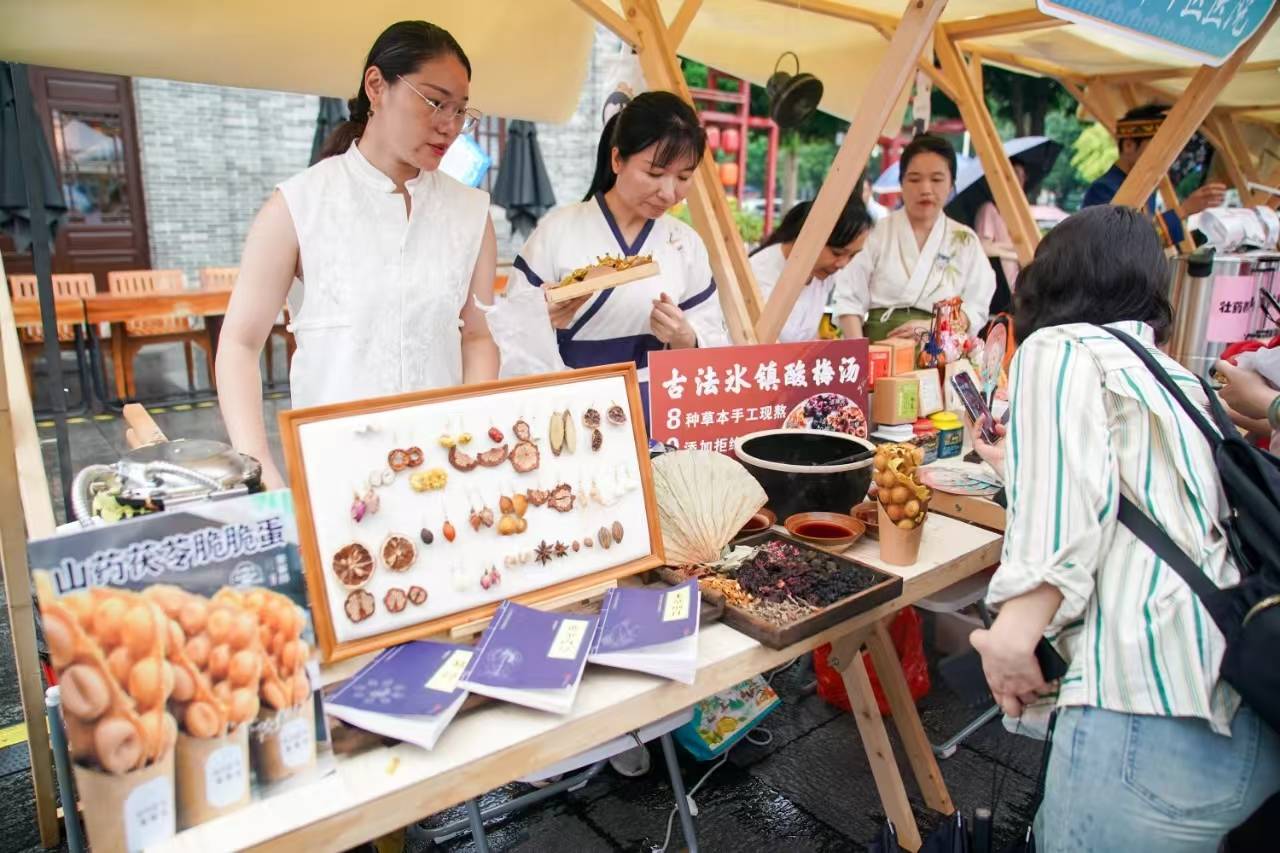 6月14日，在廣西舉辦的中醫藥文化市集上，民眾觀賞品嘗創新中藥食品。圖/中新社記者 陳冠言攝