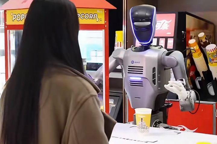 工作14小時不出錯　深圳人形機器人在電影院賣爆米花