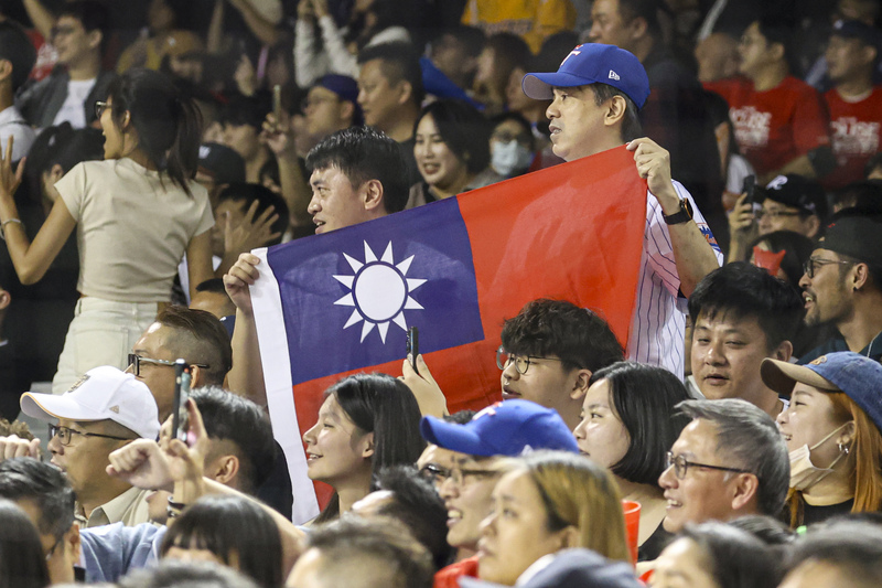 在朝野共識下，立法院會7日三讀通過運動部相關配套修法及立法。圖為世界棒球12強賽事中，國人為中華隊加油。圖/中央社