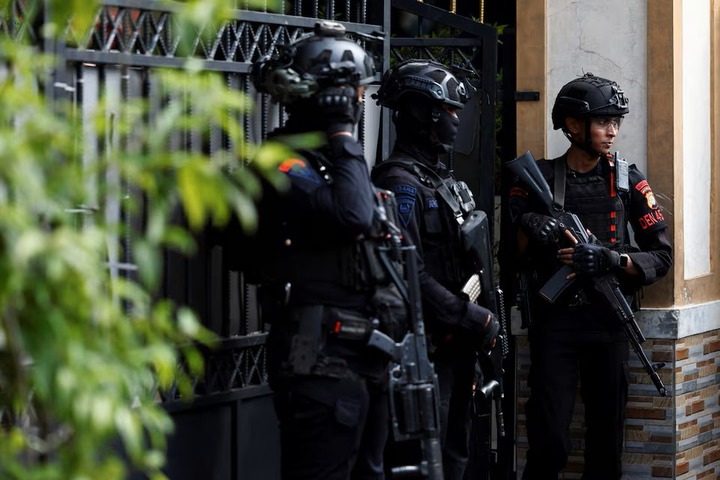 印尼清真寺連環爆炸至少55傷　犯案17歲少年遭逮暫無涉恐攻