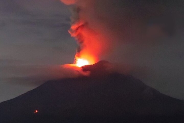 印尼東部火山深夜噴發已釀10死　未來58天進入緊急狀態