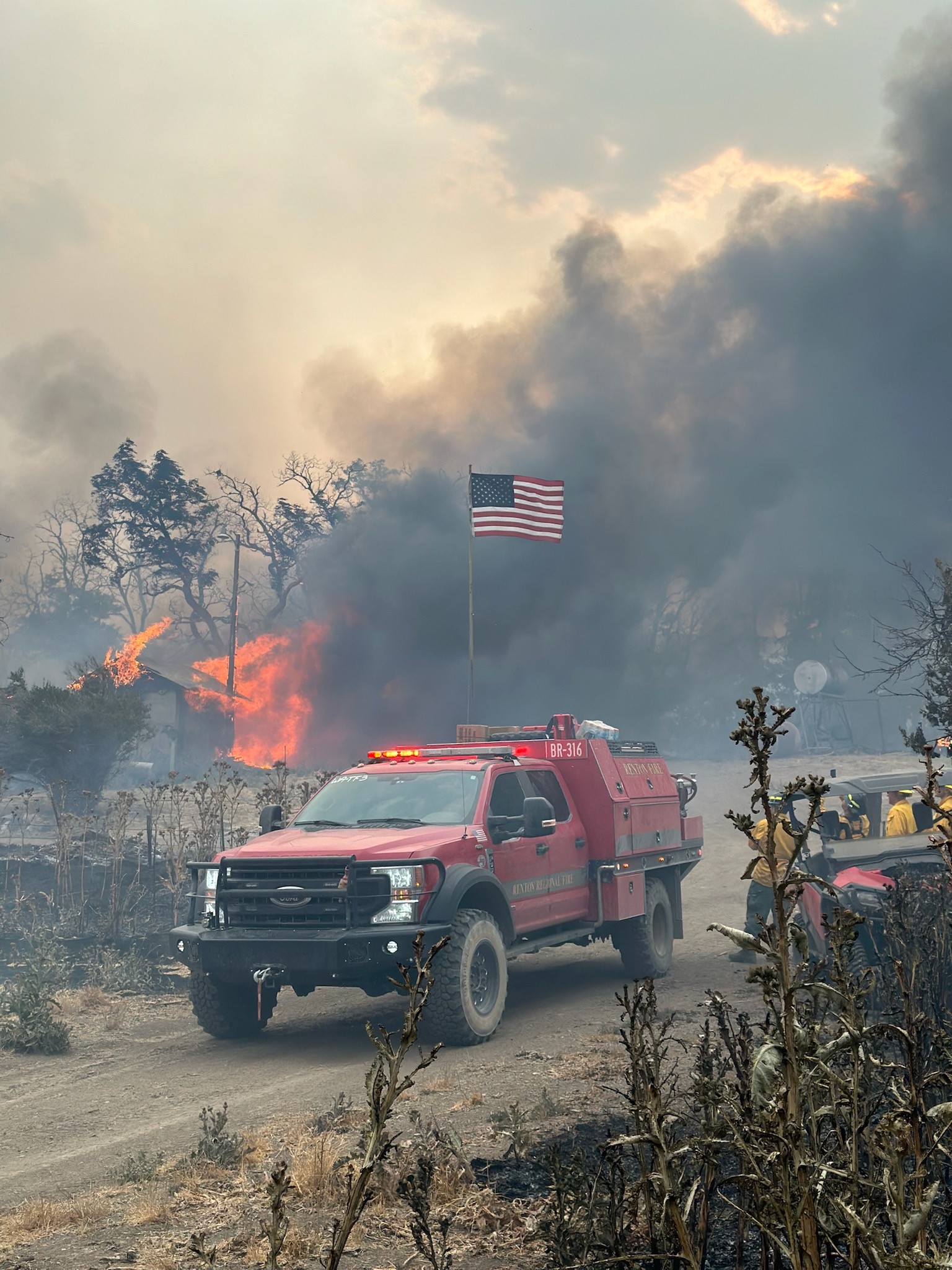 來自22州的消防員全力滅火中。圖取自Renton Regional Fire Authority官方《推特》