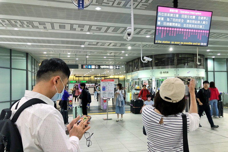 機場捷運全線列車停車，預估將暫停營運1小時以上。圖/中央社