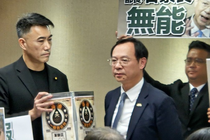 【毒油風暴】石崇良遭藍委包圍首度致歉！現場無綠委護航　媒體人：該清楚上面的態度了吧