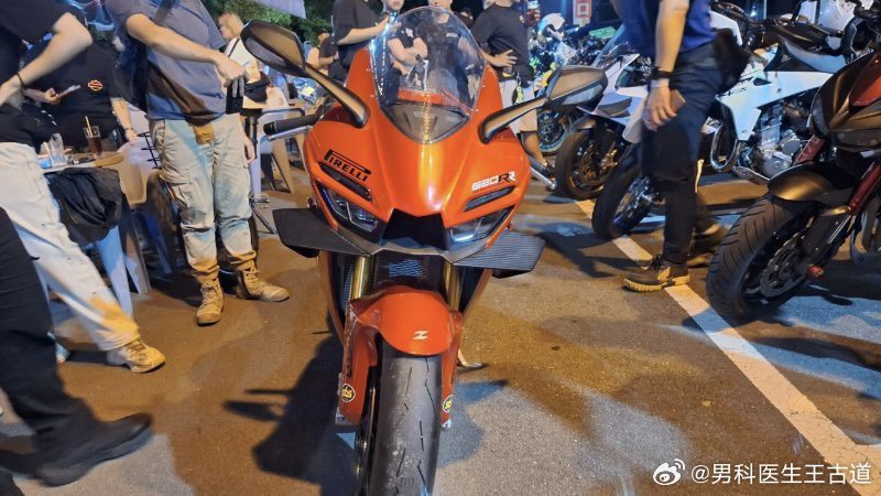 一輛由台灣車友購入的「張雪機車」820RR近期在台灣亮相。圖/取自微博