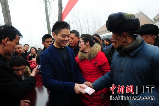 劉強東在來龍鎮光明村自家門口給村裡老人發春節紅包，（資料照）。圖/取自中新網