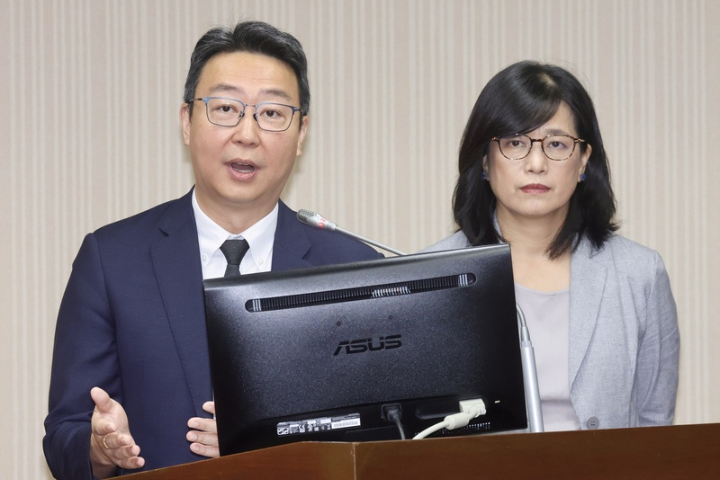 總統賴清德先前呼籲，商務艙有空位應為軍人自動升等。立委24日質疑，可能增加航空業者成本，交通部長陳世凱（左）說，交通部沒有編列預算，愛軍和愛軍是個理念，尊重業者安排。圖/中央社