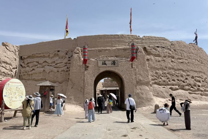 想拍出故事感的旅人　鎮北堡西部影城任你穿梭明清與民國
