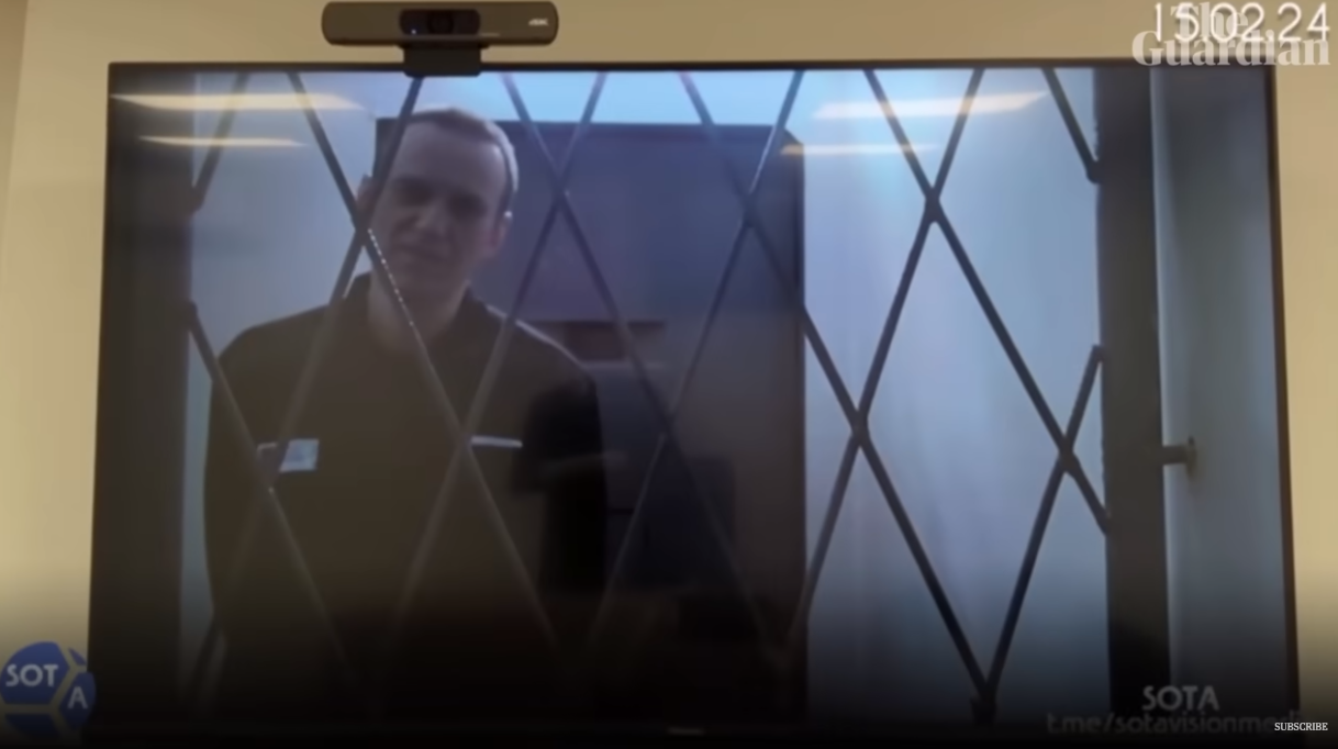 納瓦尼死前一天還以視訊方式出庭，穿著黑色囚服的他在螢幕前談笑風生。圖/翻攝自Guardian News YouTube頻道