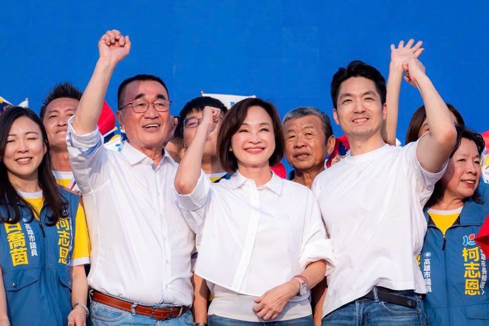 台北市長蔣萬安（右）、新北市長參選人李四川（左）19日赴鳳山參加國民黨高雄市長參選人柯志恩（中）造勢活動。圖/取自柯志恩臉書