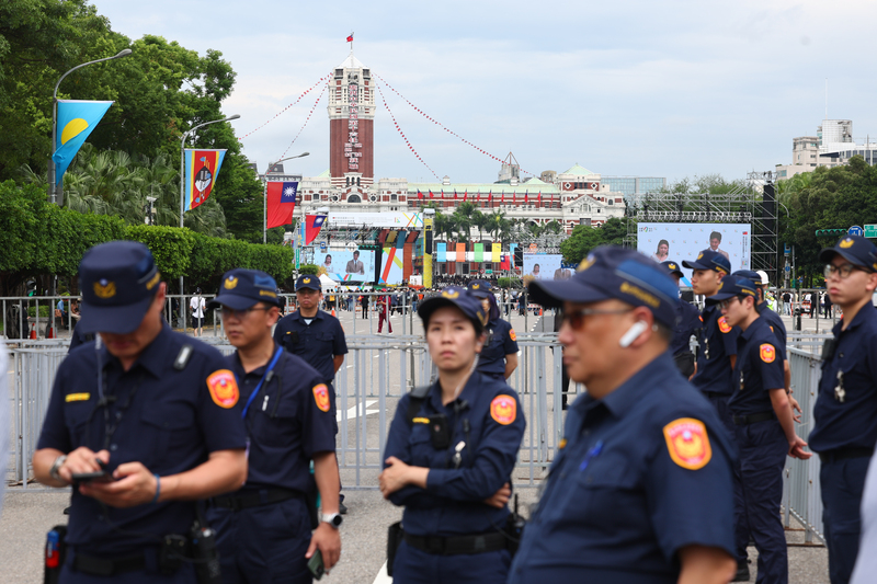 不只場內，就職典禮場外也有大批警力待命維護安全秩序。圖/中央社