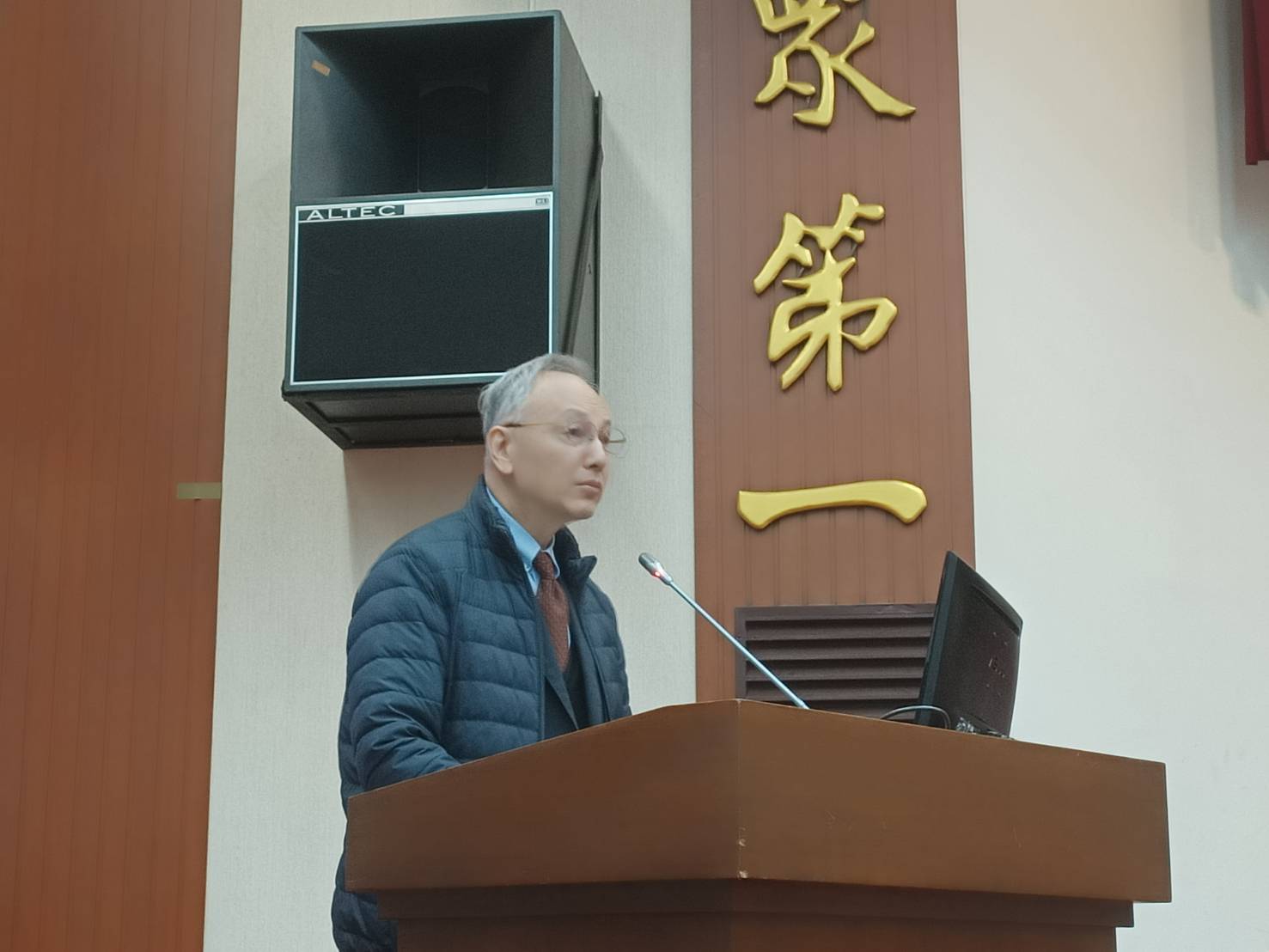 東吳大學巨量資料管理學院講座教授朱雲鵬10日表示，現在聽到政府說要把超徵稅收拿去「擴大公共支出」這6個字他就會嚇到，還不如還稅於民。圖/記者簡立欣攝