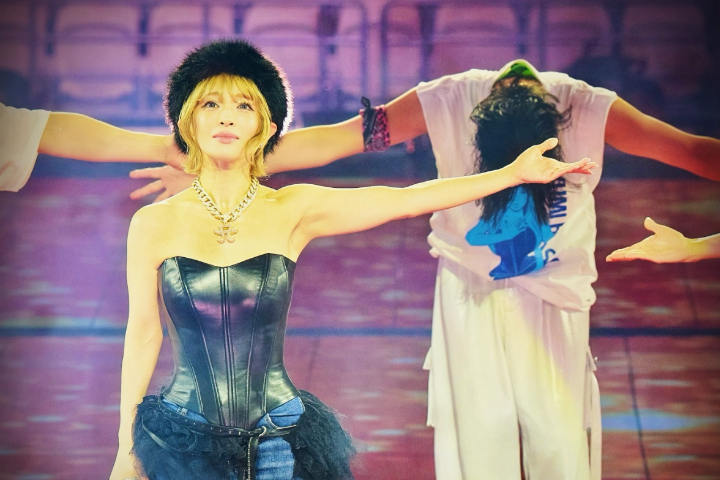 日本天后濱崎步被迫取消上海演唱會後，在空無一人的場館完成「全程演出」後鞠躬。圖/取自濱崎步臉書