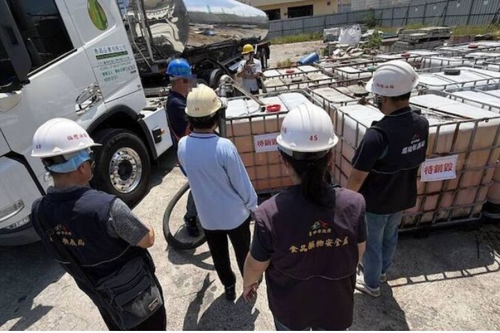 台中市政府3日會同中央單位，前往福懋公司進行中聯回收油品銷毀作業。圖/中市府提供、中央社