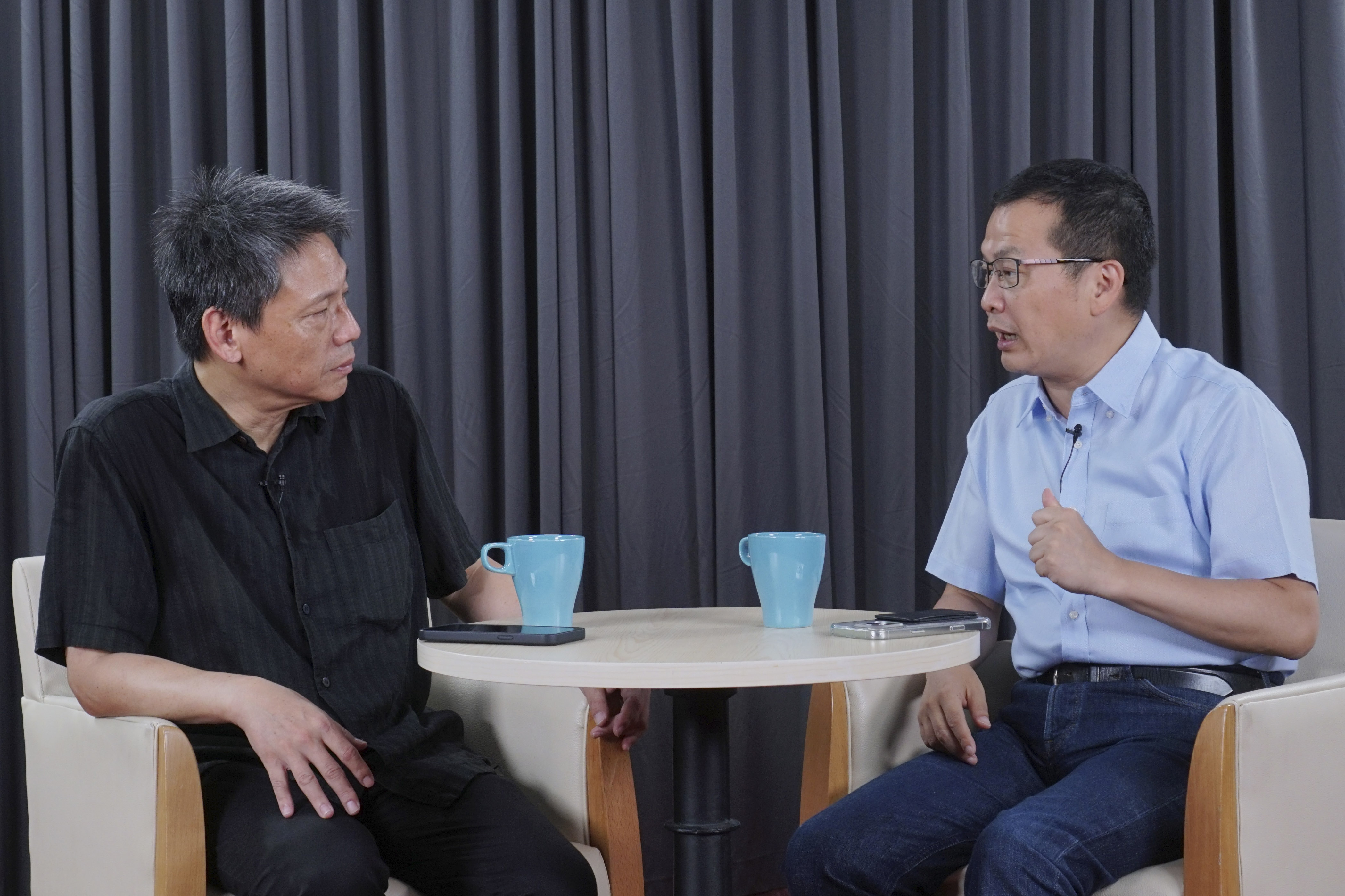 立委羅智強（右）6日參加梅花新聞網製作、謝寒冰（左）主持的「寒梅Talk爆」節目錄影。圖/記者梁鴻欣攝