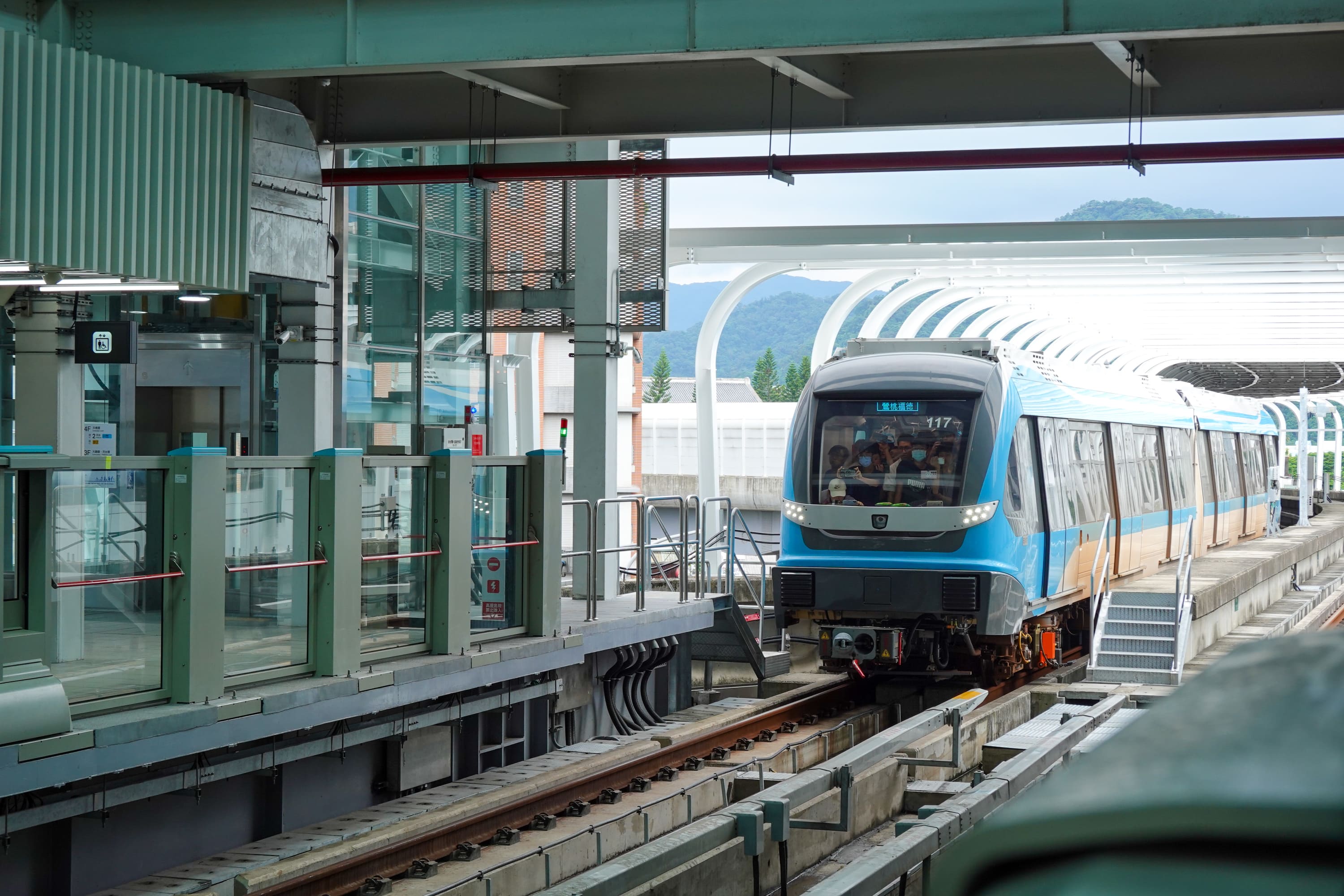 捷運三鶯線通車首日，已經吸引不少民眾試乘。圖/記者黃楚甯攝