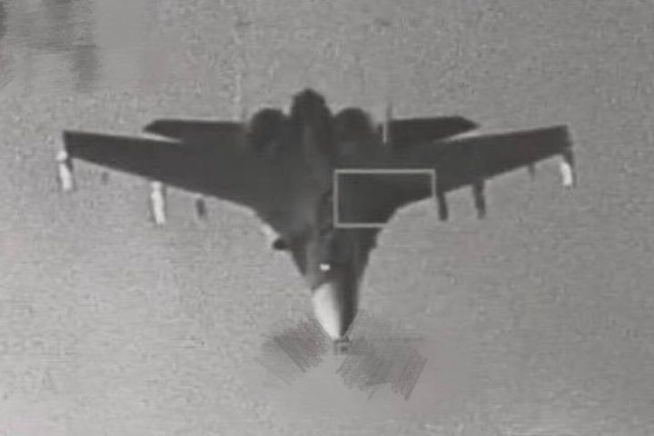 中共2025年12月29日宣布對台軍演,國防部披露F-16V戰機透過「狙擊手先進標定莢艙」監控中共殲16戰機畫面。圖/國防部提供,中央社