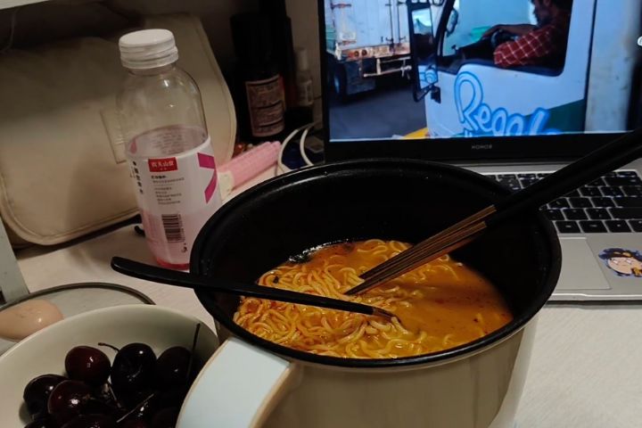 一個人生活即使吃著泡麵，大陸年輕人追求輕鬆自在的片刻。圖/取自我踏馬紗紗紗微博