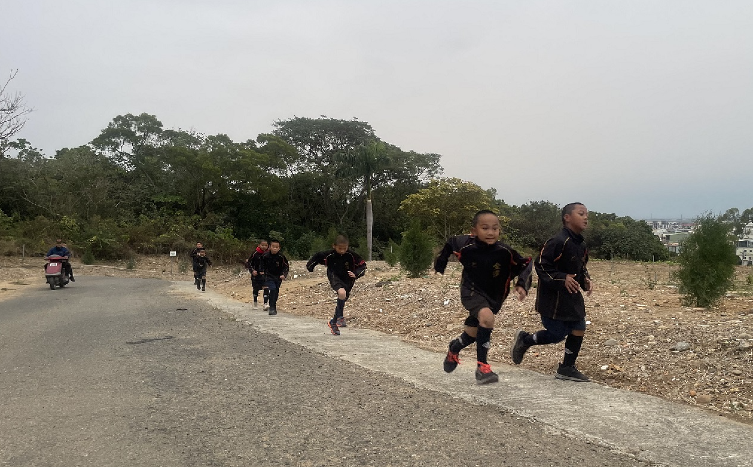 金潭國小棒球隊進行跑山晨練。圖/頂新和德提供