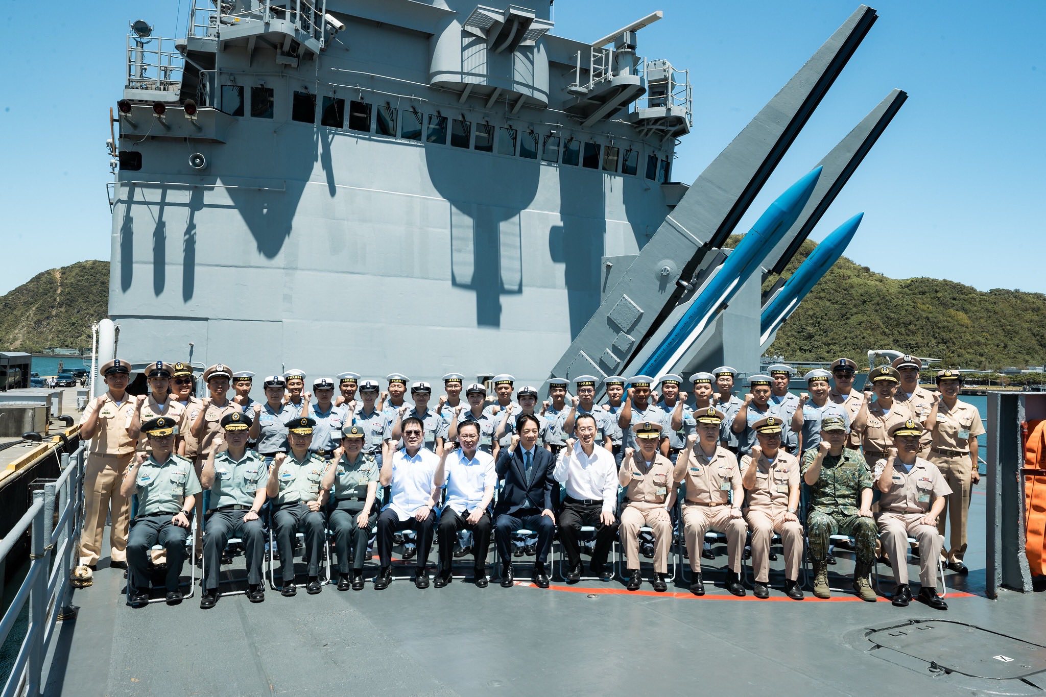 總統賴清德（前中）8月22日參觀軍事設施時，在國安會秘書長吳釗燮（前中左）及國防部長顧立雄（前中右）陪同下首度表明，台灣國防預算將位北約標準，2030年前達GDP5%。圖／取自國防部發言人臉書