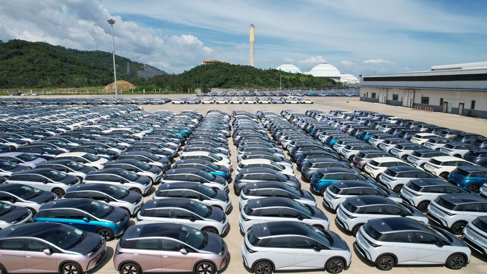 歐盟執委會投票加徵中國電動車關稅雖過關，但因12國投下棄權票，中歐盟雙方料將繼續尋替代方案，圖為深圳比亞迪準備出港。圖／取自深圳特區報