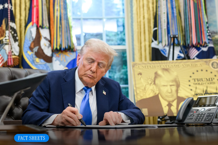 美國總統川普常拿「麥克筆尖」及「辦公桌」形容台灣與中國。圖/取自The White House FB