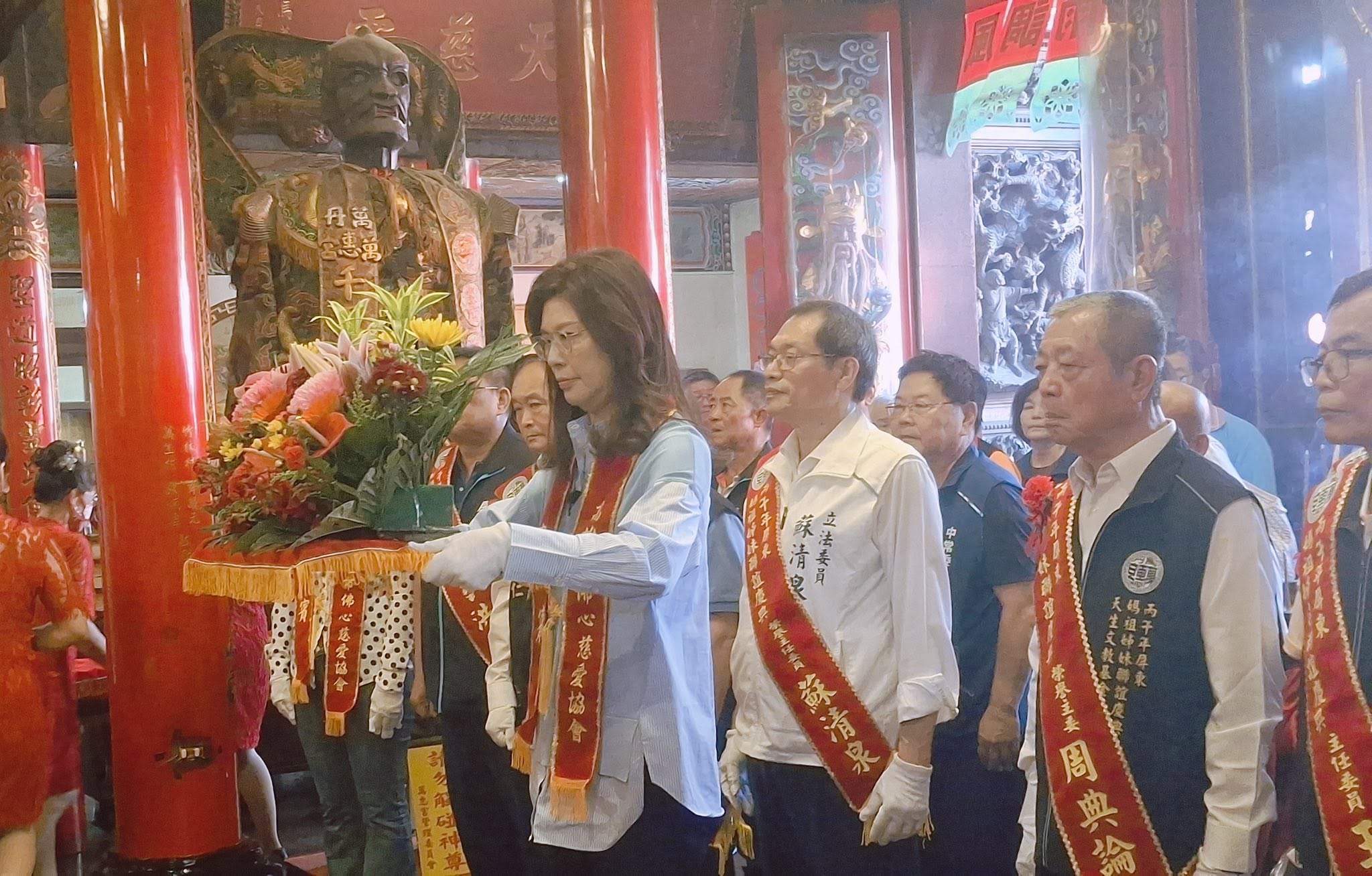 傳出早在朱立倫時代就已推動周典論（右二）條款，而現任黨主席鄭麗文（左）也有意延續。圖/取自陳若翠臉書
