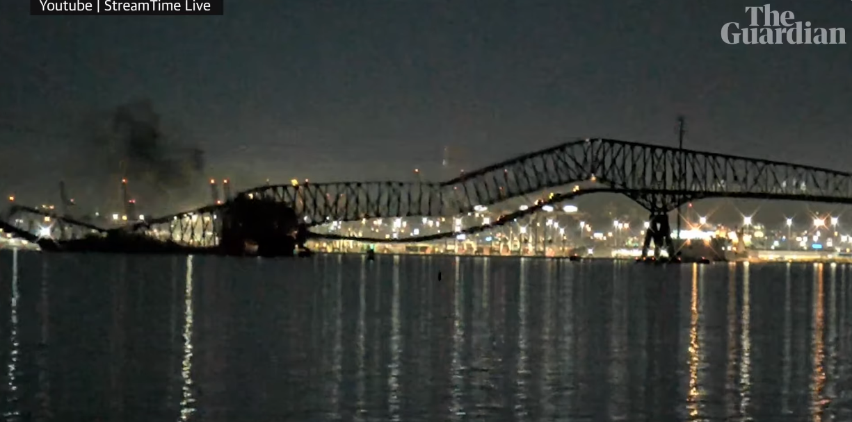 巴爾的摩一座大橋26日凌晨遭貨輪撞擊後坍塌。圖/翻攝自Guardian News  YouTube頻道