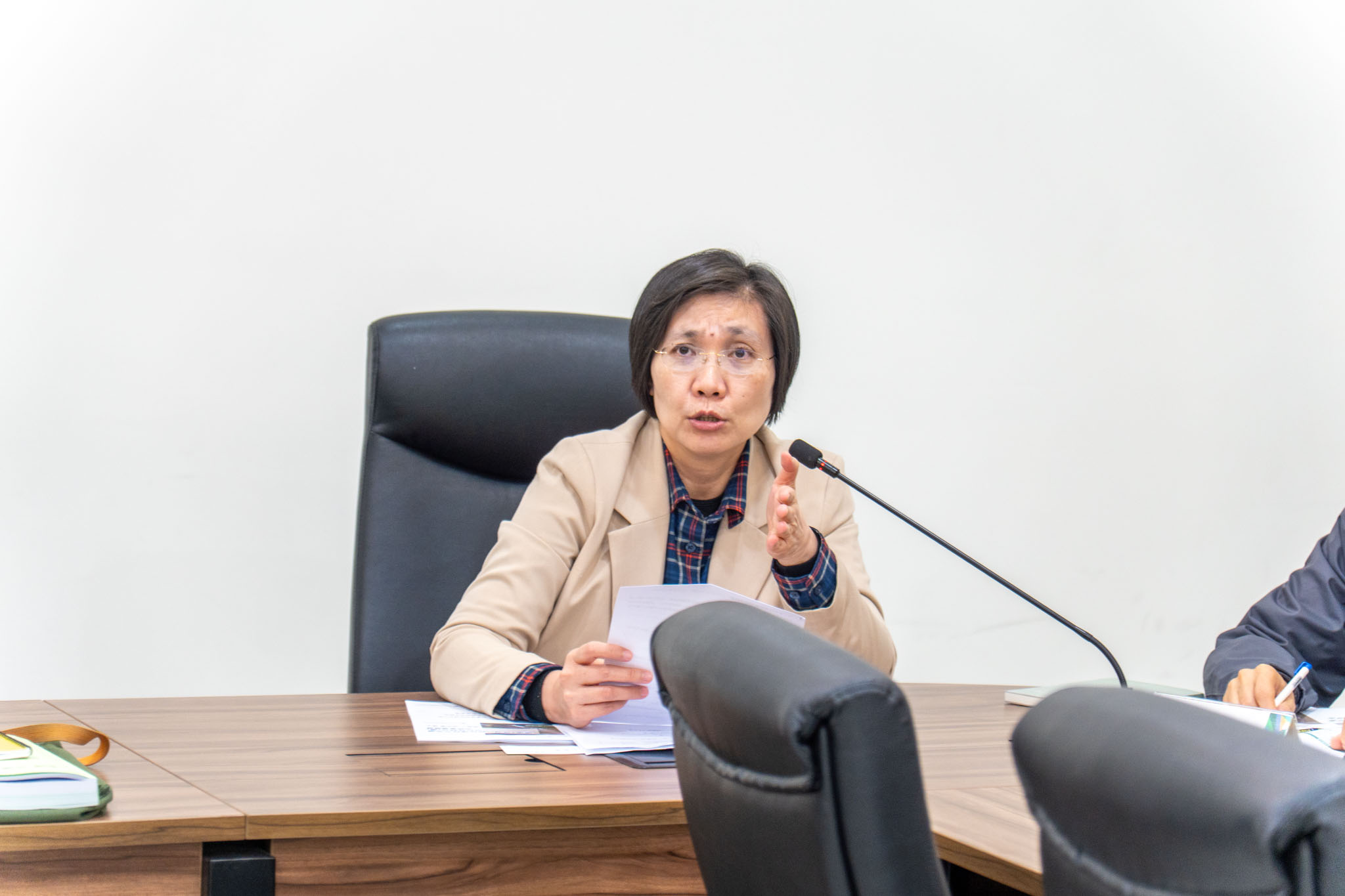 新竹縣長選情熱度升溫！艾普羅民調：徐欣瑩、鄭朝方勢均力敵