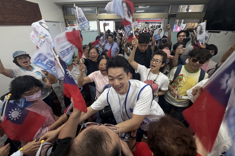 儘管「洋流」來勢洶洶，台北市長蔣萬安（前右）仍依既定步驟競選。圖為18日下午前往北投區出席國民黨台北市議員林杏兒婦女後援會成立茶會，與支持者握手致意。圖／中央社