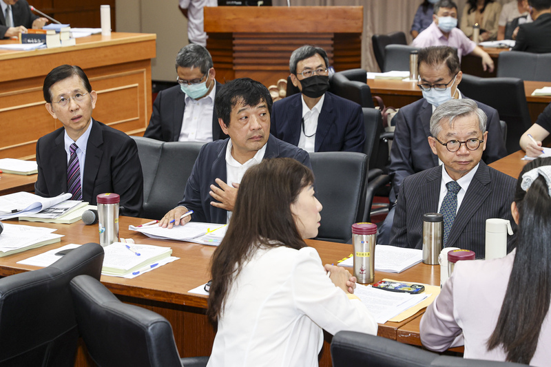 立法院教育及文化、交通委員會11日上午聯席審查《人工智慧基本法草案》等案，數發部長黃彥男（2排左1）、國科會主委吳誠文（2排左3）等人列席會議。圖/中央社