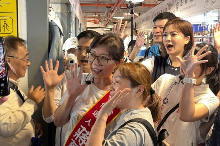石舫亘掃街爆推擠　攝影師撞倒女記者 　蔣競辦道歉　涉事者離職