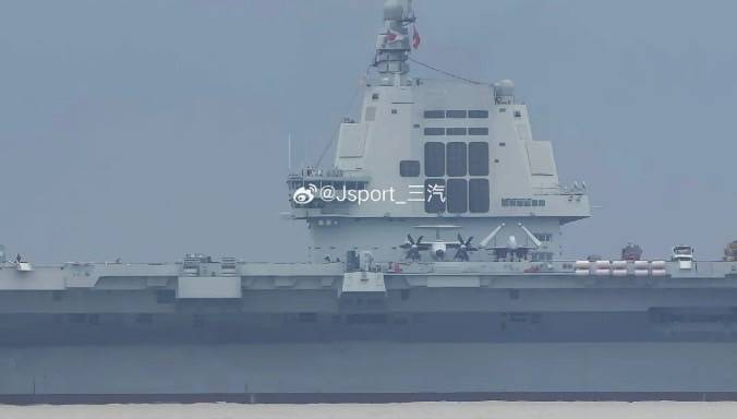 海試中的福建艦上有預警機、殲-15D戰機。圖/取自jsport三汽微博