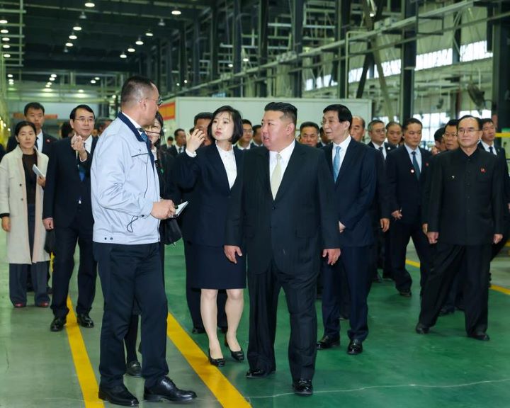 中共中央政治局常委、大陸全國政協主席王滬寧(中排右)陪同北韓領導人金正恩(前排右)參觀丹東的汽車工廠,考察生產車間,聽取情況介紹。圖/取自新華社