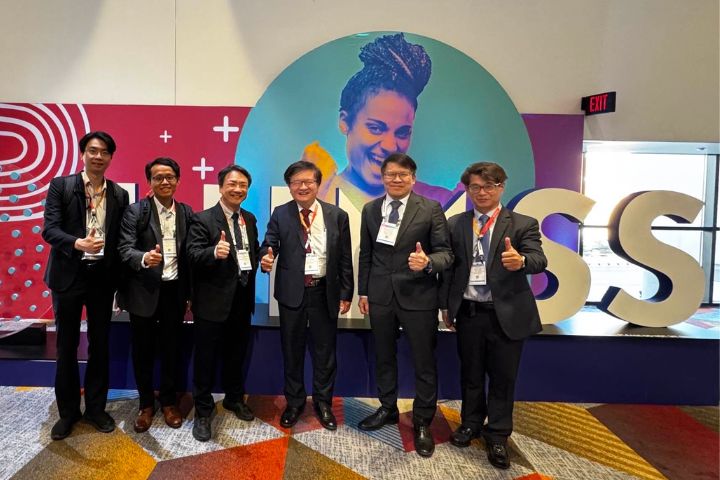  長庚參與HIMSS2026全球年會團隊合影，左起：心臟內科何明昀醫師、解剖病理科黃士強醫師、核子醫學科林昆儒醫師、長庚決策委員會程文俊主任委員、高雄長庚藍國忠院長、鳳山醫院林志哲副院長。圖/長庚醫院提供