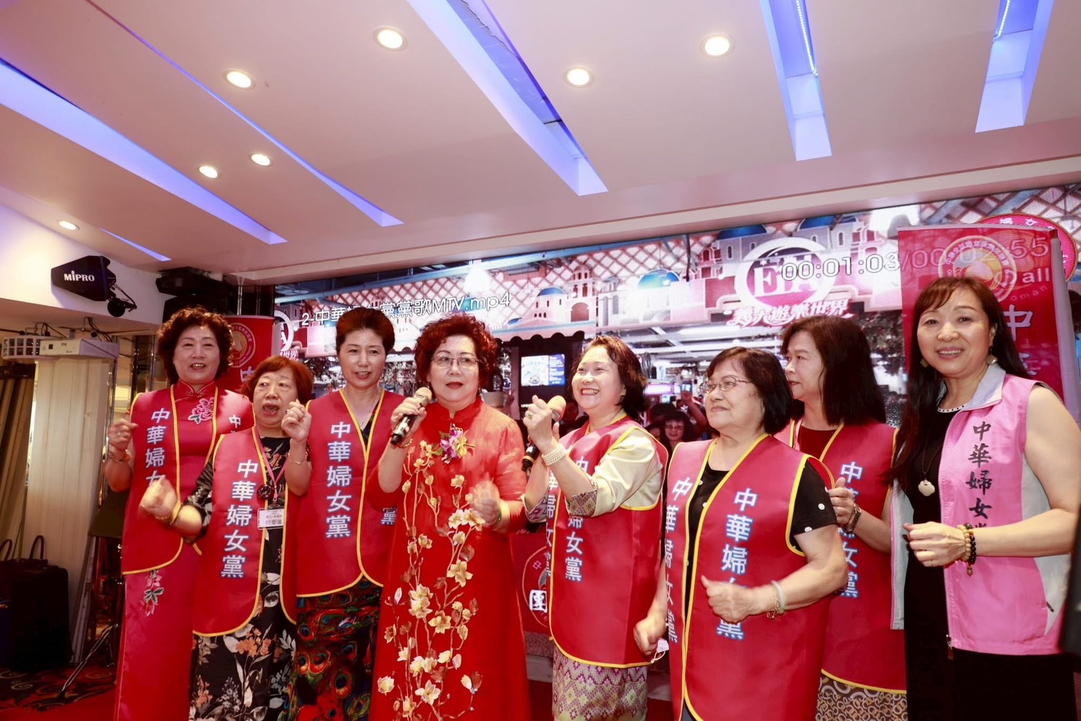 涂明慧主席與多位出席黨員大會陸籍配偶合影。圖/取自中華婦女黨臉書