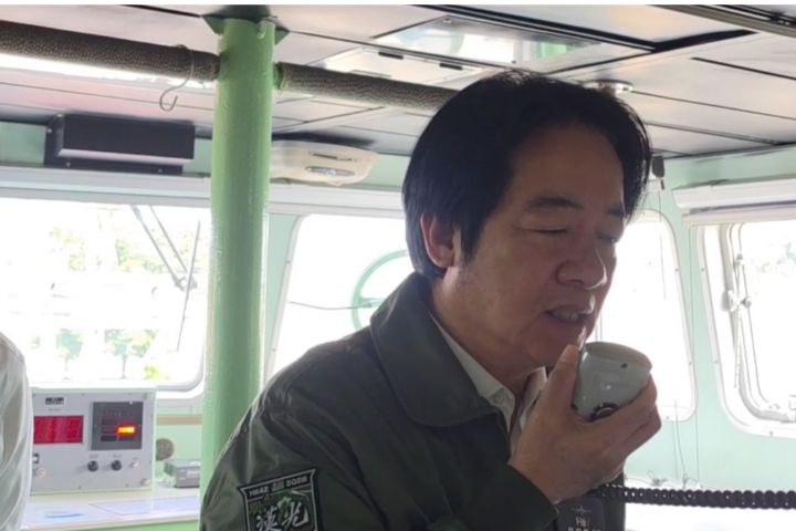 賴清德總統在光六快艇上透過廣播系統向在場官兵發號施令。圖/國防部提供